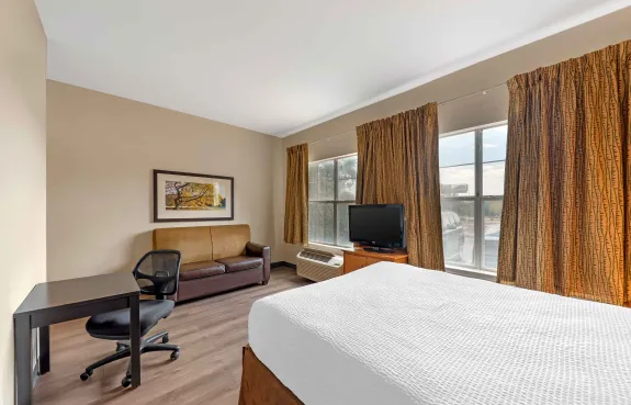 Deluxe Studio - 1 Queen Bed