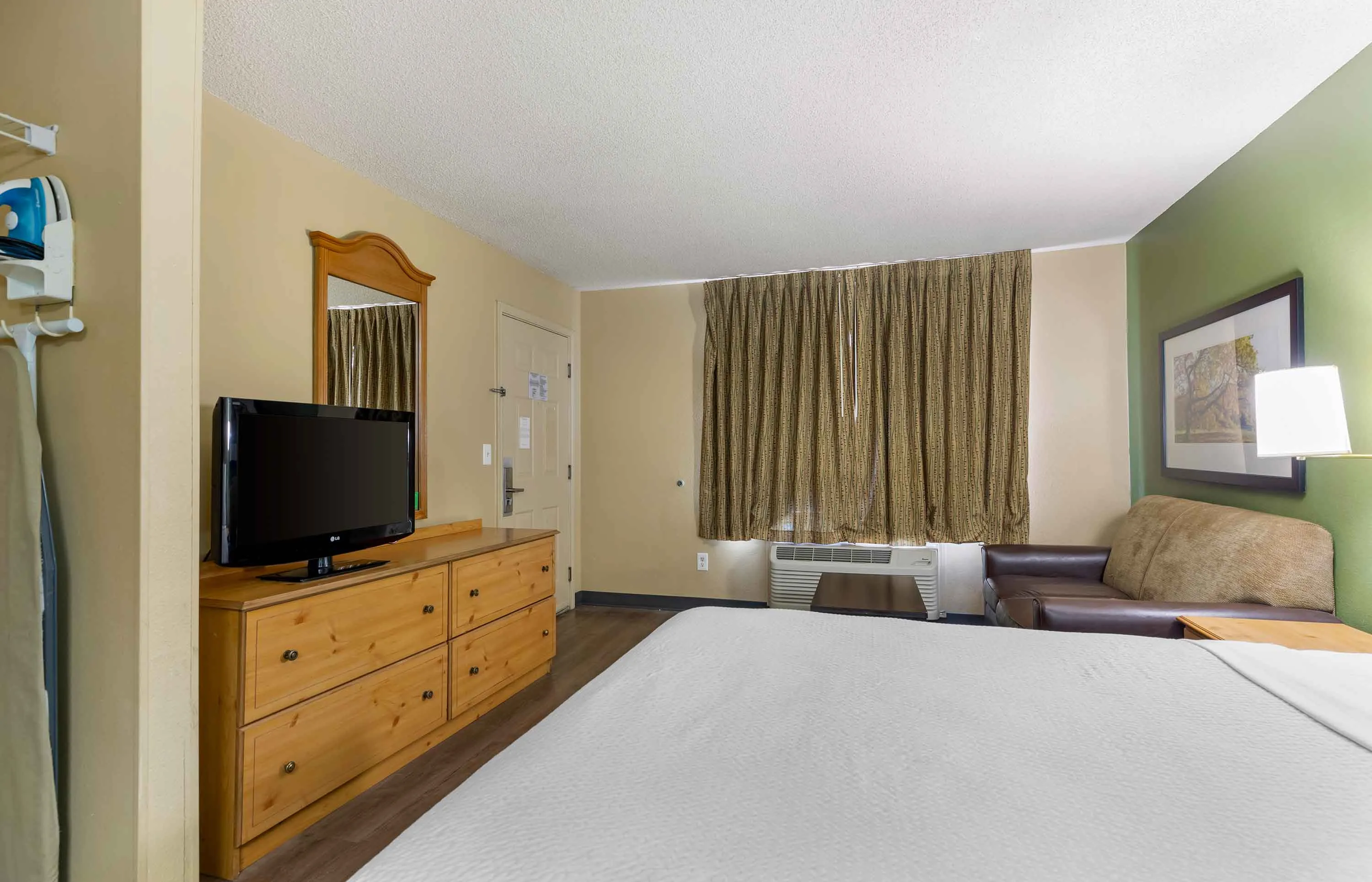 Deluxe Studio - 1 Queen Bed