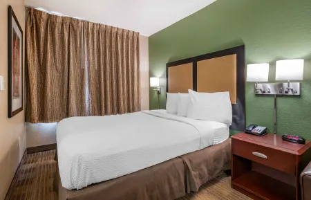 Deluxe Studio - 1 Queen Bed