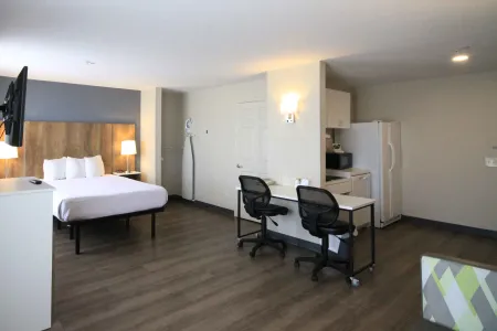 Deluxe Studio - 1 Queen Bed