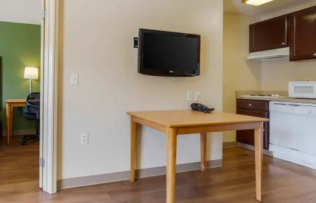 1 Bedroom Suite - 1 King Bed