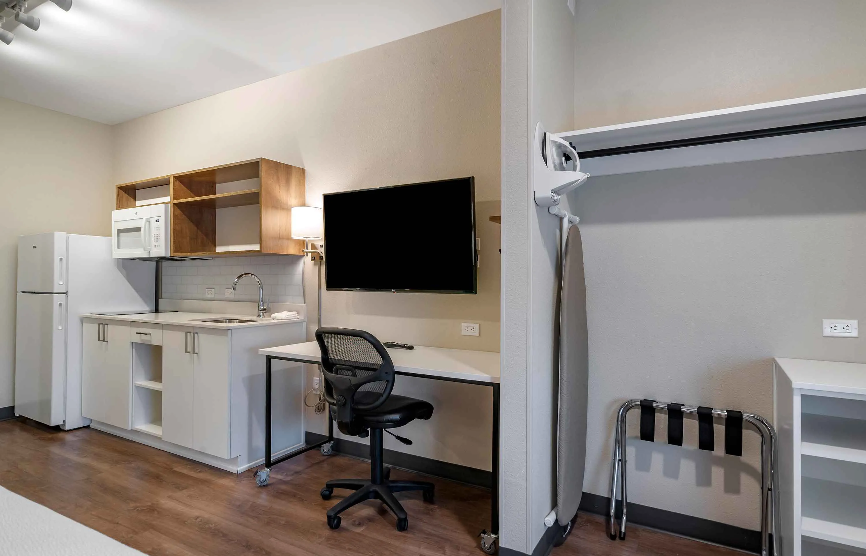 1 Bedroom Suite - 1 Queen Bed