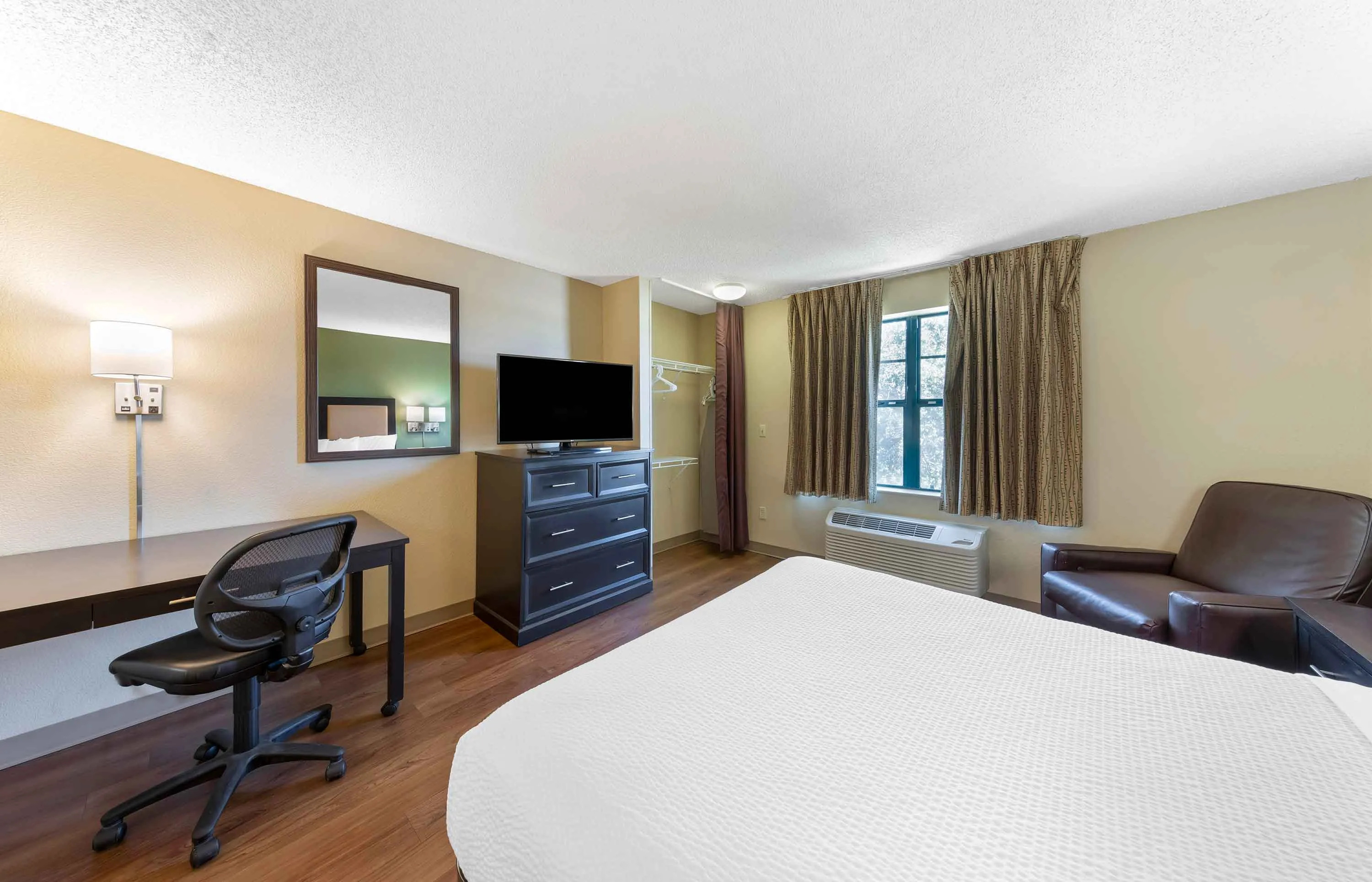 Deluxe Studio - 1 Full Bed