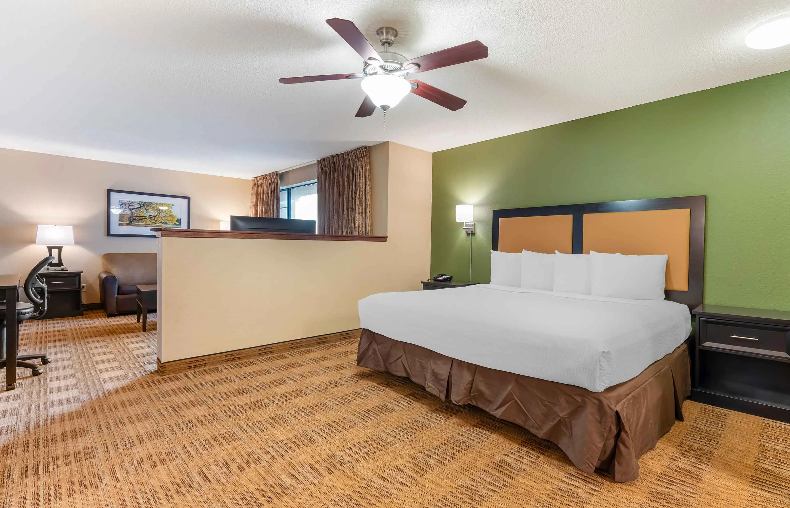 Deluxe Studio - 1 King Bed